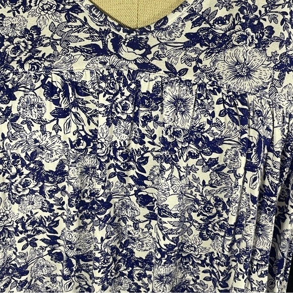 Gimmick Purple and White Floral Raw Hem V Neck Flowy Blouse SZ XS - Picture 4 of 8